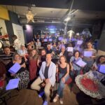 Grupo de participantes del Voluntariat per la Llengua mostrando sus certificados