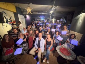 Grupo de participantes del Voluntariat per la Llengua mostrando sus certificados