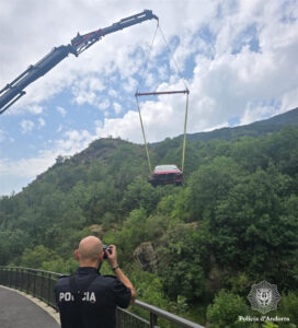 Policía fotografiando un coche accidentado en Ràdio Andorra