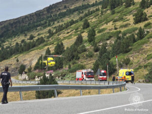 Helicóptero de rescate en el puerto de Envalira tras accidente de motociclista