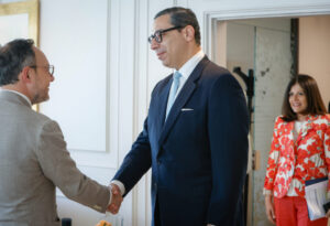 Ministros de Andorra y Chipre firmando un acuerdo de cooperación