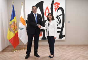 Ministros de Andorra y Chipre estrechando manos en un encuentro oficial