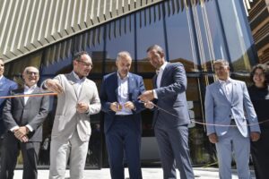 Inauguración de la nueva tienda de Andorra Telecom en el NODE con varios asistentes