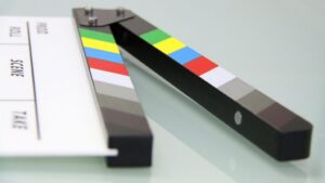 Claqueta de cine en una mesa con colores brillantes