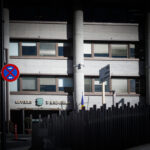 Edificio del Gobierno de Andorra con señalización de tráfico