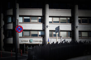Edificio del Gobierno de Andorra con señalización de tráfico