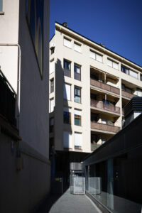 Vista de un edificio residencial en Andorra con balcones y ventanas