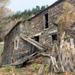 Vista exterior de Cal Piedro en Ransol, Andorra, con estructura de piedra y madera