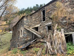 Vista exterior de Cal Piedro en Ransol, Andorra, con estructura de piedra y madera
