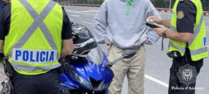 Policía realizando un control de alcoholemia a un motorista en Andorra