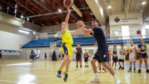 Entrenador y niño practicando baloncesto en el Campus MoraBanc Andorra