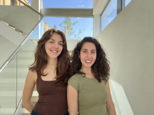 Dos jóvenes sonrientes en un entorno moderno y luminoso