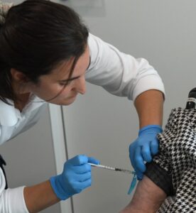 Enfermera administrando una inyección a un paciente en Andorra.