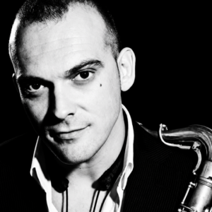 Músico con saxofón en un concierto de rock emotivo