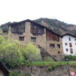 Edificios de piedra en Andorra con vegetación alrededor