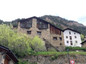 Edificios de piedra en Andorra con vegetación alrededor