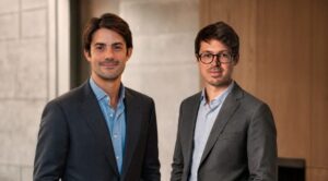 Dos hombres de negocios posando en un entorno profesional