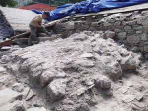 Trabajador en las obras de conservación de la iglesia de Sant Martí de la Cortinada