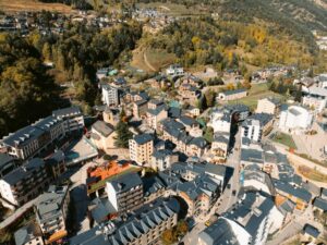 Vista aérea de la Massana con la antigua Casa Parramon