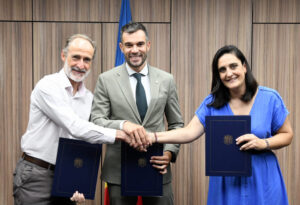 Tres personas firmando un convenio sobre drones y movilidad aérea en Andorra.