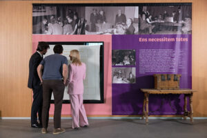 Visitantes observan la exposición sobre el sufragio femenino en Andorra