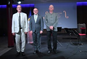Gerard y Lluís Claret recibiendo el Orde de Carlemany en un acto solemne