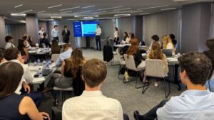 Cincuenta jóvenes participan en un hackathon bancario en MoraBanc