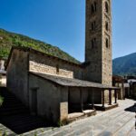 Iglesia de Santa Eulàlia y su terraza en Encamp, Andorra