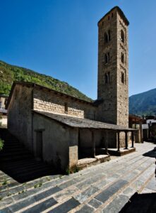 Iglesia de Santa Eulàlia y su terraza en Encamp, Andorra