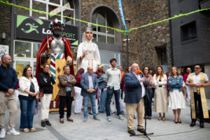 Inauguración de la plaza Calonge-Sant Antoni durante la Festa Major con autoridades locales.
