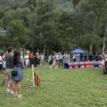 Inauguración del nuevo recinto de agilidad canina en Ordino con asistentes y obstáculos