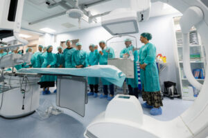 Inauguración de la nueva sala de intervencionismo en el Hospital de Andorra con profesionales de la salud.