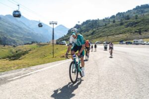 Ciclistas compitiendo en la Jorma Volta als Ports en Ordino, Andorra.