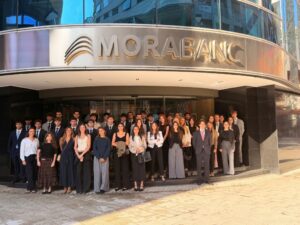 Grupo de jóvenes en la entrada de MoraBanc durante el programa Talent Experience
