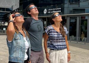 Tres personas observando el cielo con gafas de eclipse en La Massana