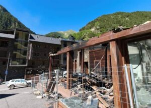 Vista de la antigua fábrica de Arinsal en ruinas y cercada