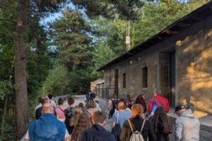Grupo de personas caminando hacia el Camí hidroelèctric de Engolasters