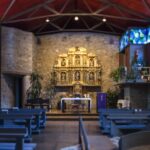 Interior de la Iglesia de Santa Eulàlia en Encamp con altar y vitrales