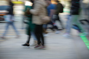 Personas caminando en una calle, reflejando movimiento y actividad urbana.
