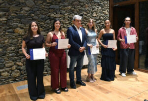Estudiantes destacados de Andorra recibiendo premios en ceremonia oficial.