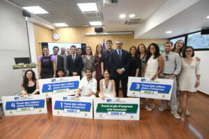 Grupo de emprendedores premiados en Andorra con diplomas y cheques
