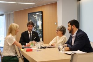 Reunión entre síndic, subsíndica y líderes parlamentarios discutiendo presupuesto