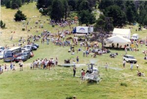 Vista aérea de la Trobada Ordino-Canillo con actividades y asistentes