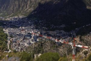 Vista panorámica de Andorra con un grúa de construcción en primer plano.