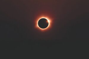 Eclipse solar visto desde Andorra con anillo de luz alrededor