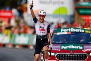 Ciclista celebrando su victoria en una etapa de La Vuelta