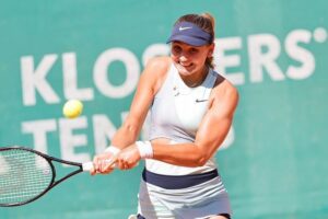 Victòria Jiménez jugando al tenis durante un torneo profesional
