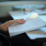 Persona leyendo un libro en un entorno de estudio