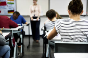 Estudiantes en clase con un asistente de francés en Andorra