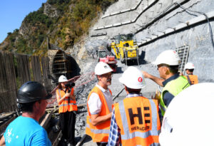 Trabajadores en la construcción de la desviación en Sant Julià de Lòria